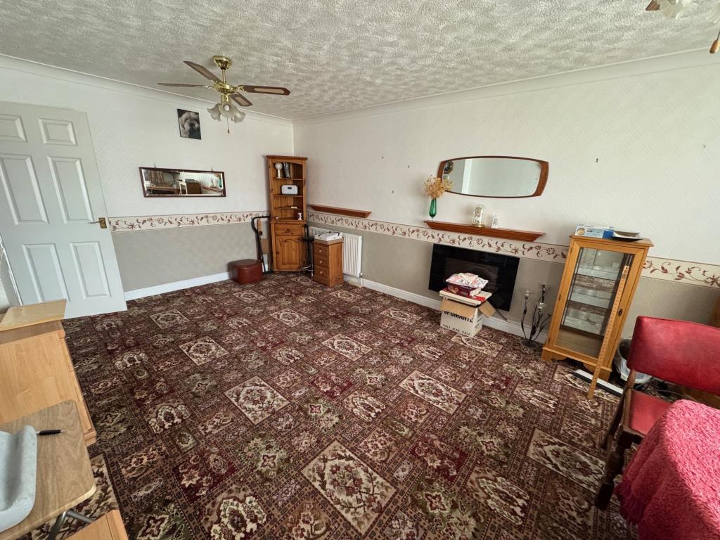 Lot: 152 - TWO-BEDROOM BUNGALOW - Living room